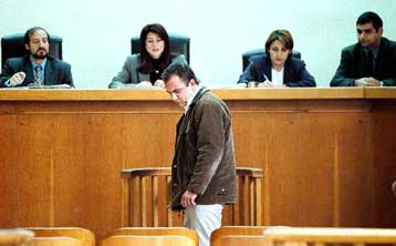 Από εμπρησμούς ελληνικών σημαιών σημαδεύτηκε η φετινή επέτειος του ΟΧΙ