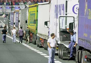 Ο στρατός αναλαμβάνει τη μεταφορά καυσίμων στη Βρετανία