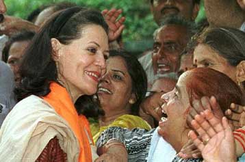 Την απομάκρυνση της Σόνια Γκάντι από το Κόμμα του Κογκρέσου ζητά ιστορικό πρώην μέλος του