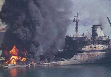 Πυρκαγιά σε πλοίο που μεταφέρει πετρέλαιο ανοιχτά της Ψυττάλειας