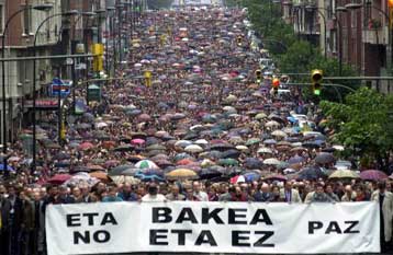 Τρεις νεκροί από έκρηξη βόμβας σε αυτοκίνητο δικαστικού στη Μαδρίτη<I>Υποψίες για νέο χτύπημα τη