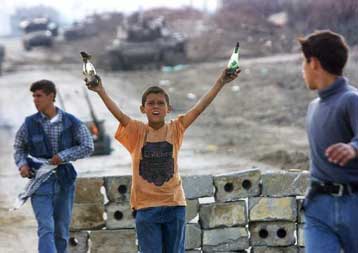 Εκρήξεις στους δρόμους της Γάζας, «φωτιές» στην πολιτική ζωή του Ισραήλ