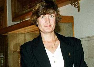 Ευθύνες στο Φόρεϊν Όφις αποδίδει η χήρα Σόντερς<I>«Σταθερός στόχος» ο δολοφονημένος ταξίαρχος</I