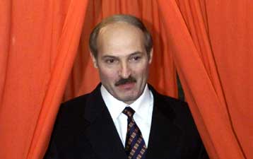 Μέρος των υπερεξουσιών του σκοπεύει να εκχωρήσει ο Λευκορώσος πρόεδρος