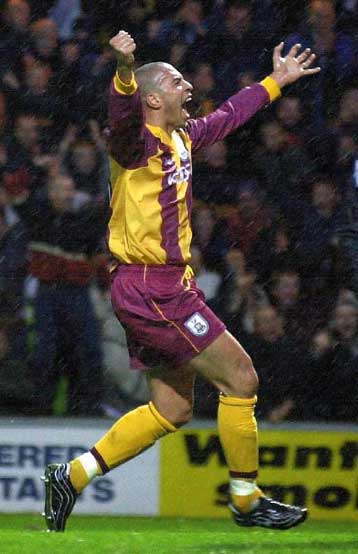 Νίκη για τη Λίβερπουλ 3-1 την Έβερτον, ισόπαλες 1-1 Μπράντφορντ Σίτι, Λιντς για την premier league