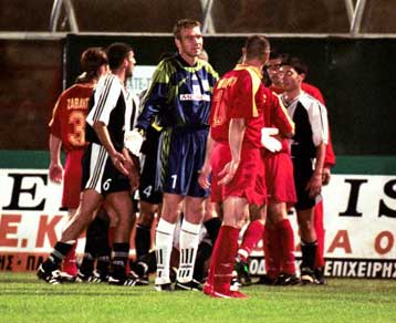 Ο Αθηναϊκός πέτυχε την πρώτη του νίκη με 3-2 επί της Καλαμάτας, που τέλειωσε τον αγώνα με εννέα