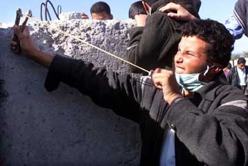 Η ιντιφάντα θα συνεχιστεί, προειδοποιεί ο Αραφάτ<i>Επεισόδια με πέντε νεκρούς στη Μέση Ανατολή</