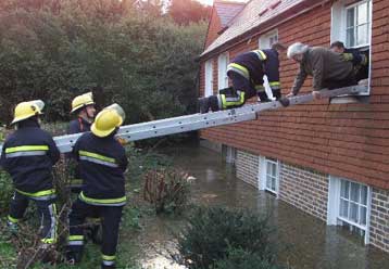 Κύμα κακοκαιρίας σαρώνει τη Βρετανία<I>Τέσσερις τραυματίες και πολλά προβλήματα στις υποδομές</I
