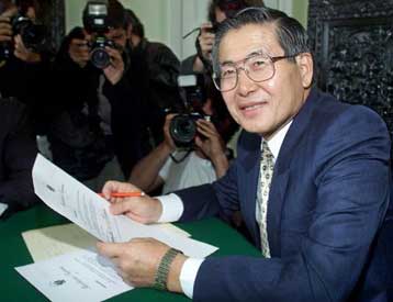 Ο Φουτζιμόρι απομάκρυνε τους στρατιωτικούς που πρόσκεινται στον Μοντεσίνος