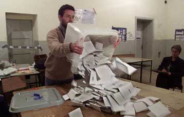 Προβάδισμα στον Ρουγκόβα δίνουν τα πρώτα ανεπίσημα αποτελέσματα από τις δημοτικές εκλογές στο Κόσοβο