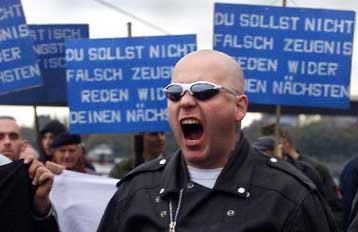 Χιλιάδες Γερμανοί πραγματοποίησαν αντιρατσιστική διαδήλωση<I>Eπεισόδια από νεοναζί</I>