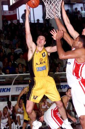 Ας βάλουμε τους εφήβους να παίξουν…</i>