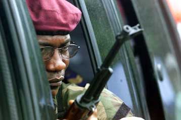 Τεταμένη παραμένει η κατάσταση στην Ακτή του Ελεφαντοστού<I>Ανακαλύφθηκε ομαδικός τάφος </I>