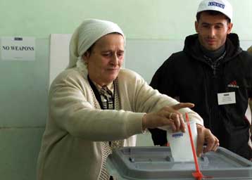 Ανοιξαν οι κάλπες των δημοτικών εκλογών στο Κόσοβο