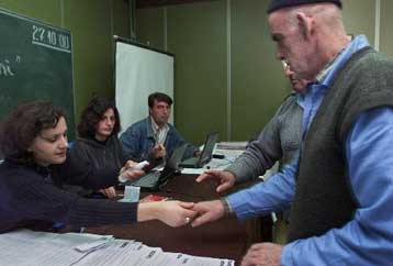 Ο Ρουγκόβα φαβορί των δημοτικών εκλογών στο Κόσοβο