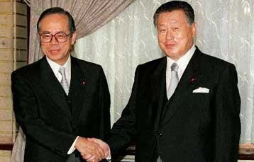 Σκάνδαλα προκαλούν τριγμούς στα θεμέλια της ιαπωνικής κυβέρνησης