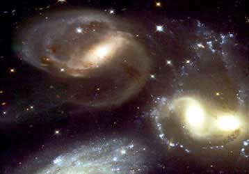 Το Hubble φωτογραφίζει γιγάντια κοσμική σύγκρουση γαλαξιών