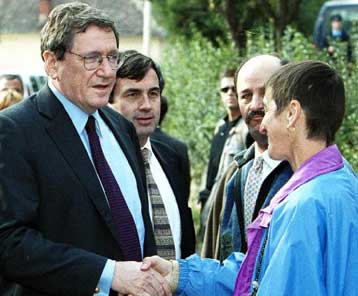 Οι ηγέτες της Βοσνίας oι πρώτοι παραλήπτες του ενιαίου διαβατηρίου<i>Καταδικάστε τον εθνικισμό,