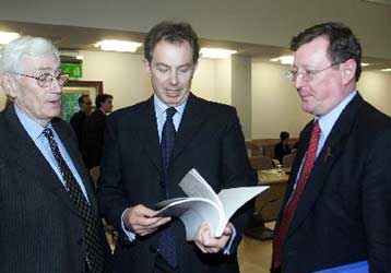 Όλοι μπορούν να συμβάλουν στην ειρήνη στη Β.Ιρλανδία, δηλώνει ο Τόνι Μπλερ