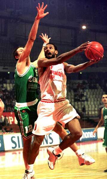 Με το δεξί στο ΣΕΦ ο Ολυμπιακός, κατακτώντας την πρώτη του νίκη στη Εuroleague με 82-73 την Μπενετόν