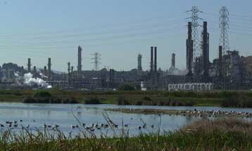 Απειλεί με διακοπή των εξαγωγών πετρελαίου το Ιράκ <i>Σε συναγερμό η Διεθνής Επιτροπή Ενέργειας<