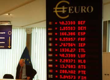 Με σκεπτικισμό βλέπουν οι Ευρωπαίοι τη διεύρυνση, αλλά στηρίζουν το ευρώ