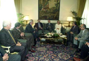 Για διαπλοκολογία κατήγγειλε την αντιπολίτευση ο Σημίτης <i>Αιχμές Χυτήρη για το «πόθεν έσχες» Κ