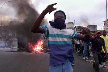 Σε κόλαση έχει μετατραπεί το Αμπιτζάν  <I>Στην οικία της Γερμανίδας πρέσβειρας κατέφυγε ο πρώην