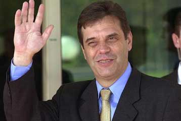 Η Γιουγκοσλαβία βγαίνει από τη διεθνή απομόνωση<i>Επίσημο μέλος του Συμφώνου Σταθερότητας το Βελ