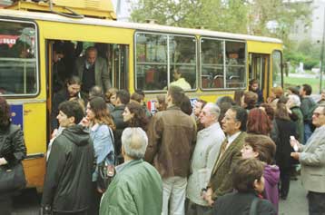 Καλές βρίσκουν τις υπηρεσίες κοινής ωφελείας οι Έλληνες, σύμφωνα με το Ευρωβαρόμετρο