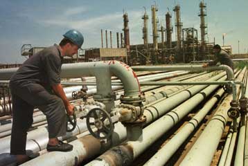 Συνεχίζεται το ράλι των τιμών του πετρελαίου  <i>Ο ΣΕΒ ζητά μειωμένο φόρο στο μαζούτ</i>