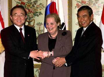 Μήνυμα αισιοδοξίας από τη Β.Κορέα εκόμισε η Ολμπράιτ στους ΥΠΕΞ Ν.Κορέας και Ιαπωνίας