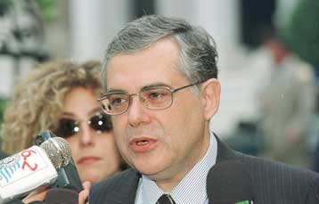 Στις 411 δραχμές το δολάριο