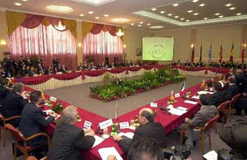 Στήριξη προς τη Γιουγκοσλαβία ζήτησε από τα Σκόπια ο πρωθυπουργός<i>Αντάλλαξε χειραψία με τον Ετ