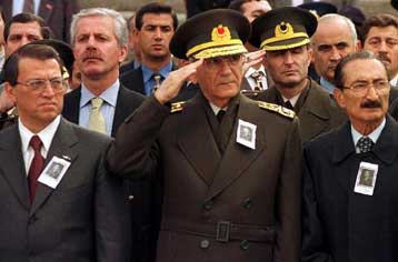 Η Τουρκία εμποδίζει τη συνεργασία ΝΑΤΟ – ΕΕ και απειλεί να… τινάξει στον αέρα την ευρωάμυνα