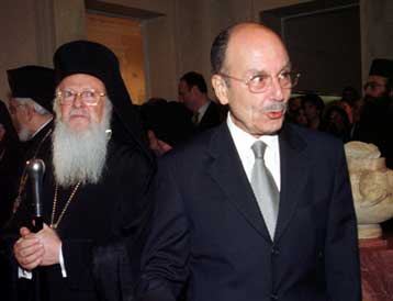 Ασπασμοί και φιλοφρονήσεις στη συνάντηση Στεφανόπουλου – Βαρθολομαίου