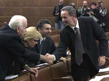 Σχηματίστηκε η νέα μεταβατική κυβέρνηση στη Σερβία