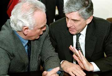 Συνάντηση πρωθυπουργού με υπουργούς Αμυνας και Εθνικής Οικονομίας για εξοπλιστικό και ΕΑΒ