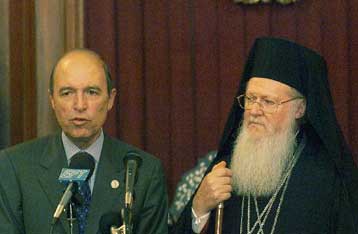 Σε καλό κλίμα το γεύμα Σημίτη προς Βαρθολομαίο<i>Δεν έλειψαν οι έμμεσες αναφορές στις σχέσεις Κρ