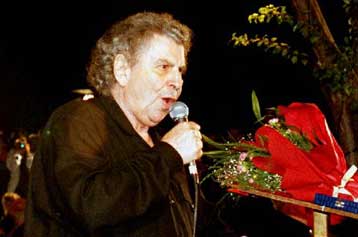 Αποθέωση του Μίκη Θεοδωράκη στη συναυλία με έργα του στη Νέα Υόρκη