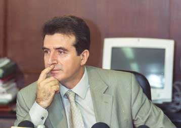 Την πρόσληψη αλλοδαπών συμβούλων της ΕΛ.ΑΣ. για το 2004 ανακοίνωσε ο Χρυσοχοΐδης