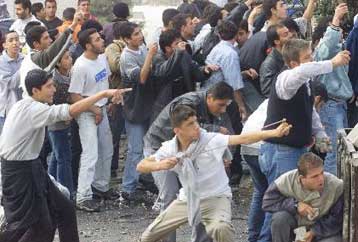 Το Ισραήλ κλείνει και πάλι το αεροδρόμιο της Γάζας<i>Διαβουλεύσεις Μπαράκ – Σαρόν για κυβέρνηση