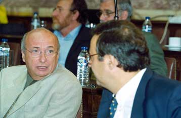 Σε αντεπίθεση περνά ο Τσουκάτος<i>Επιμένει ο Σκανδαλίδης ότι δεν μετέφερε ΦΕΚ στον πρωθυπουργό</