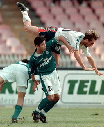 Τα «έσπασαν» το Σαββατοκύριακο οι «τιφόζι»<I>Επεισόδια σε πέντε αγώνες στην Ιταλία</I>