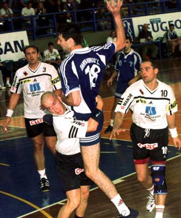 Πρόκριση παρά την ήττα για τον Πανελλήνιο στο χάντμπολ