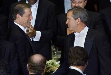 Σταθερά πρώτος και με αυξανόμενη διαφορά παραμένει ο Μπους έναντι του Γκορ