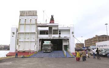 Οχηματαγωγό προσέκρουσε στην προβλήτα του λιμανιού της Αίγινας – Καλά στην υγεία τους οι επιβάτες