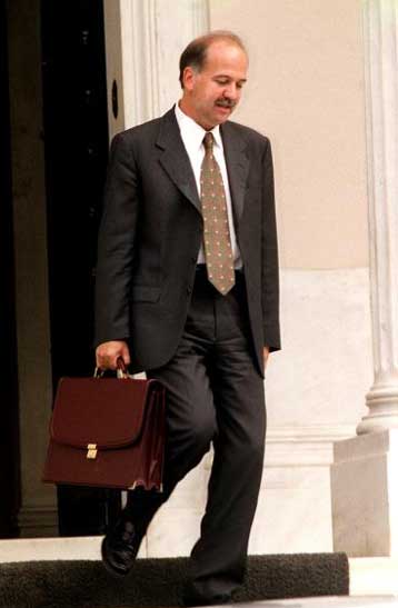 Οι Αγώνες του 2004 είναι υπόθεση όλων<I>Χρειάζεται έλεγχος των χρημάτων για τον αθλητισμό</I>