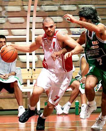 Ακόμη δύο εβδομάδες εκτός δράσης ο Δ.Παπανικολάου<I>Η σπονδυλολίσθηση δεν του επιτρέπει να αγωνί