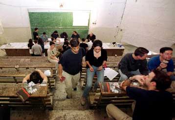 Ανεργία και ανεκπλήρωτες προσδοκίες περιμένουν τους πτυχιούχους ΑΕΙ, σύμφωνα με το Πανεπιστήμιο Πατρ